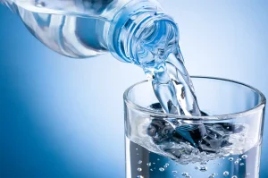 Sticle de apă minerală, sursă naturală de hidratare și minerale esențiale